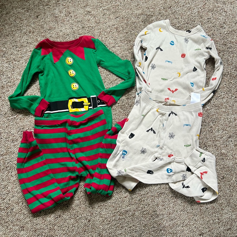 Green & Red Elf Pajama Set + Cream Halloween Print Pajamas 4t